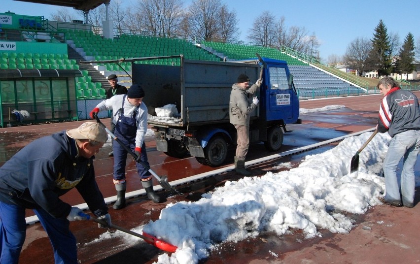 Olimpia usuwa śnieg z boiska
