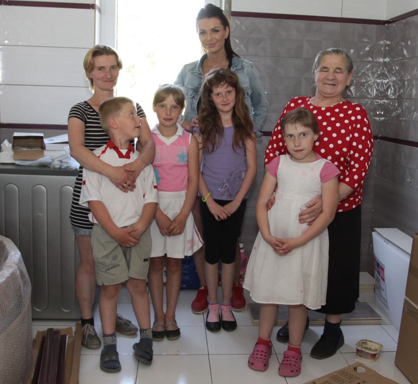 Piotruś, Ewa, Paulinka, Zuzia z mamą Edytą (z lewej) i...