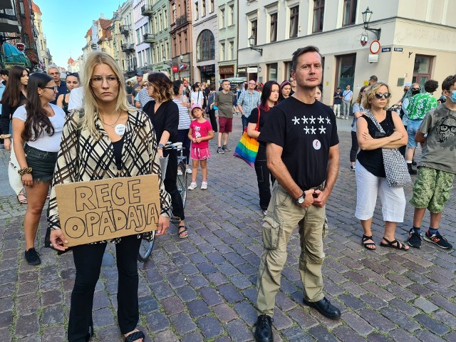 Dzisiaj (12.08.) pod pomnikiem Mikołaja Kopernika w Toruniu odbył się protest przeciwko uchwalonej przez Sejm nowelizacji  ustawy medialnej, wprowadzającej zmiany w strukturze własności mediów w Polsce. Według nowych uregulowań,  właścicielami nadawców telewizyjnych nie mogą być podmioty spoza Europejskiego Obszaru Gospodarczego. Zmiany uderzają m.in. w TVN, którego właścicielem jest amerykański koncern Discovery. Zobacz też:Sikorski w ostrych słowach o Kukizie