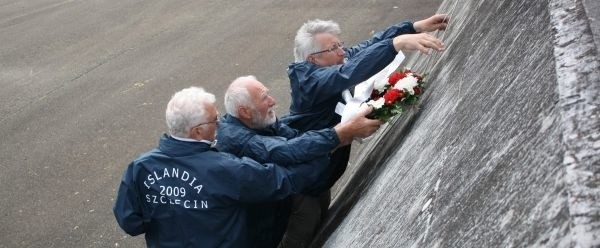 Czerwiec 2009. Załoga wyprawy Islandia' 2009 składa kwiaty na falochronie portu w Hanstholm. Od lewej żeglarze Bracia Wybrzeża Cezary Pawłoski, kpt. Maciej Krzeptowski i rotarianin Kazimierz Sawczuk .