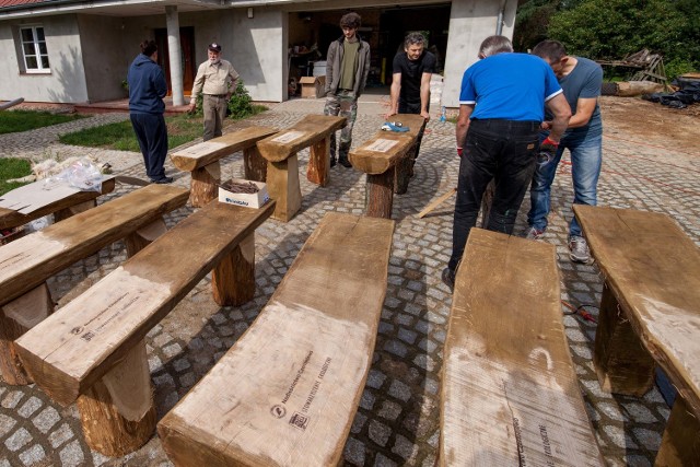 W minioną sobotę przy wsparciu mieszkańców wsi, członków stowarzyszenia Czysta Nekla, a także Nadleśnictwa Czerniejewo, w Nekielce zamontowano dębowe ławki