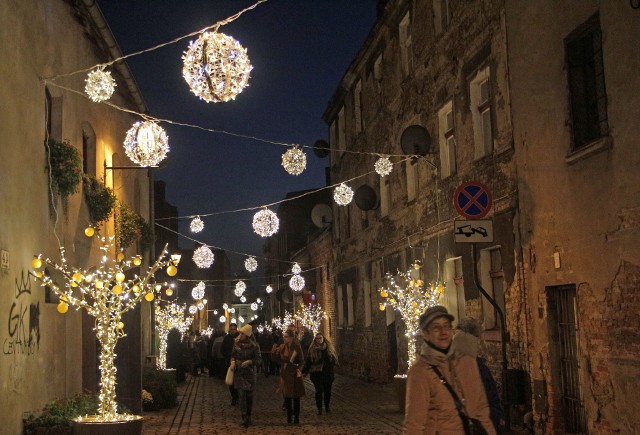 W czwartek z nastaniem zmierzchu uroczyście "odpalono" iluminację świąteczną na grudziądzkiej starówce. Niespodzianką był specjalnie udekorowany tramwaj , który wjechał na rynek o godzinie 16:08. Mieszkańcy miasta byli pod wrażeniem dekoracji zwłaszcza na ulicy Spichrzowej gdzie furorę robi mówiący ludzkim głosem renifer.