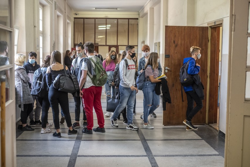 Szkoły, w których stwierdzono zarażenie koronawirusem,...