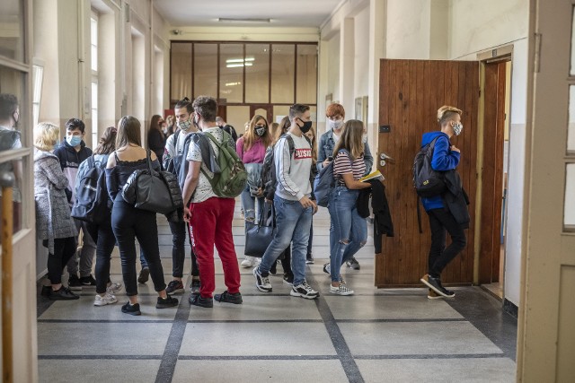 Szkoły, w których stwierdzono zarażenie koronawirusem, przeważnie decydują się na nauczanie hybrydowe. Ci, którzy mieli kontakt z zarażoną osobą, uczą się zdalnie. Reszta chodzi do szkoły.Raport z naszego województw w dalszej części galerii.