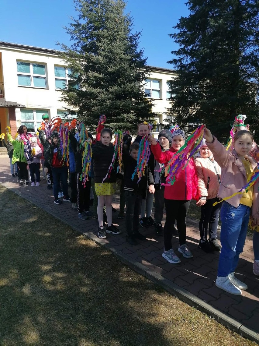 Barwne powitanie wiosny uczniów Publicznej Szkoły Podstawowej w Zakrzówku pod Kazanowem. Zobacz zdjęcia
