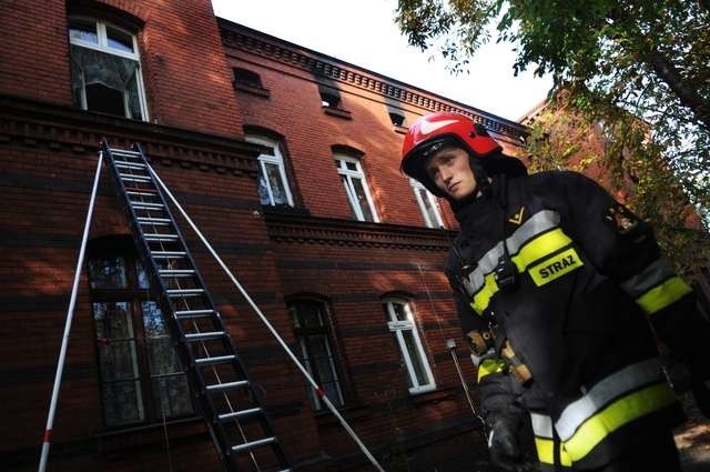 Około 3 nad ranem wybuchł pożar na poddaszu kamienicy przy ulicy Chłopickiego 12. Ogień gasiło kilka zastępów straży pożarnej. Ewakuowanych z budynku zostało 51 osób. Dwóch strażaków zostało rannych