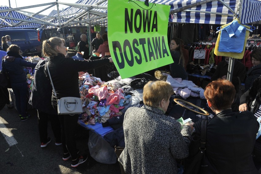 Odwiedzających rzeszowski bazar przyciągają niskie ceny i...