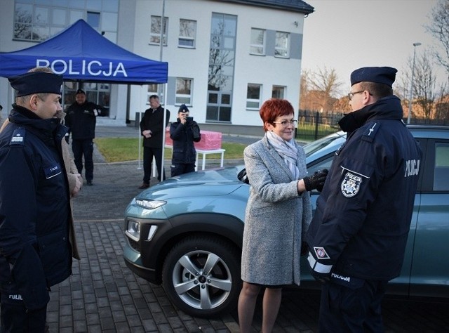 W Komendzie Powiatowej Policji w Gołdapi odbyło się uroczyste przekazanie policyjnego radiowozu. Pojazd nieoznakowany marki Hyundai trafi do policjantów wydziału kryminalnego. Zakup auta został sfinansowany dzięki zaangażowaniu i wsparciu władz samorządowych jak również z budżetu Policji.