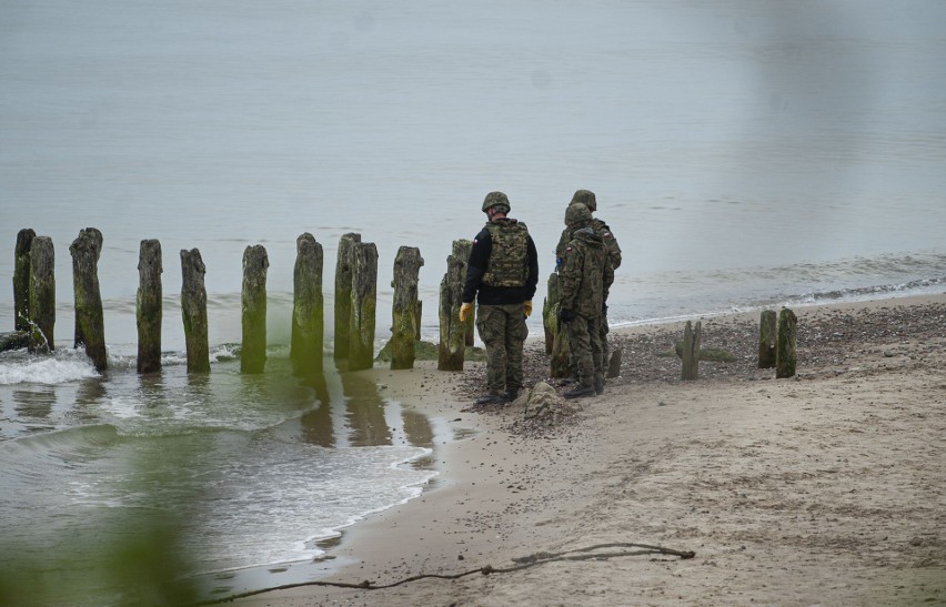 Trwa akcja wydobycia bomb na plaży między Kołobrzegiem a...