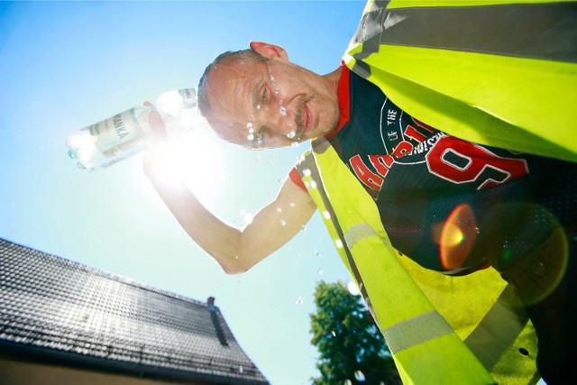 Miniony tydzień przyniósł - przynajmniej na razie - najcieplejsze dni w roku. Temperatura oscylowała w okolicach 28-33 stopni Celsjusza. Takie upały mogą być niebezpieczne dla naszego, zwłaszcza w miejscu pracy. Czy w związku z tym można liczyć na krótszy dzień pracy? Jakie ma obowiązki nasz pracodawca? Sprawdźcie w dalszej części galerii!Czytaj dalej. Przesuwaj zdjęcia w prawo - naciśnij strzałkę lub przycisk NASTĘPNECZYTAJ TAKŻE: Zmiany w urlopach! Będzie 5 dodatkowych dni wolnych?