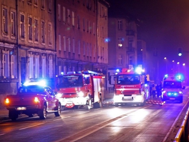Pożar wybuchł około godziny 21. W akcji uczestniczyły trzy wozy strażackie, a dwa radiowozy policji zabezpieczyły miejsce zdarzenia.