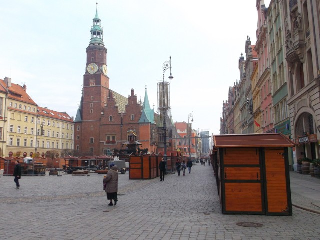 Ozdoby świąteczne w Rynku już wiszą