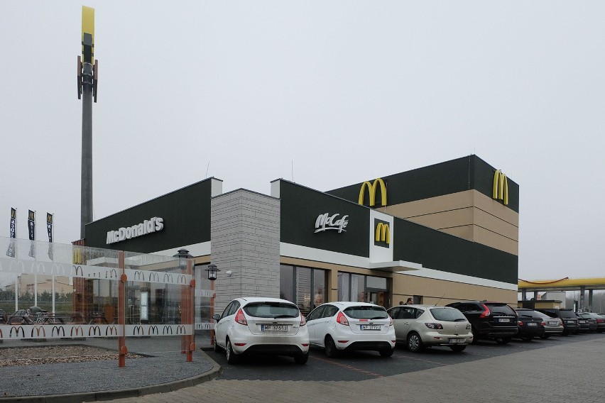 W nowej restauracji McDonald's jest 78 miejsc siedzących. W...