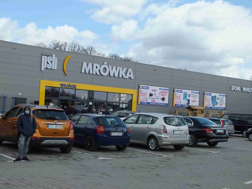 Tłumy na otwarciu marketu PSB Mrówka w Starachowicach! Można było zdobyć cenne nagrody [ZDJĘCIA]
