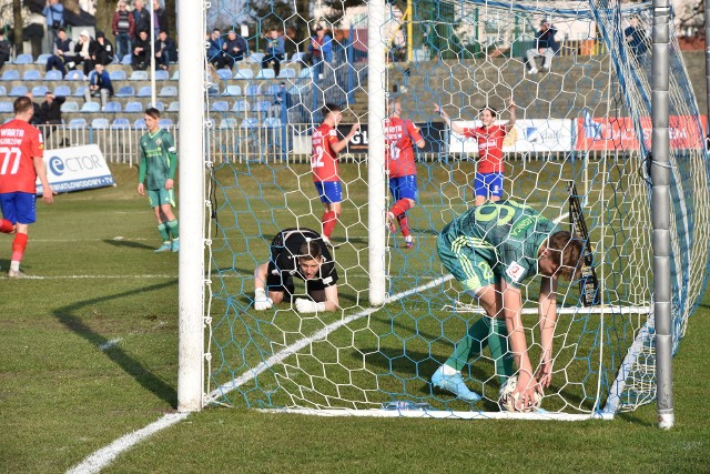 Szalony mecz, dwa rzuty karne i na koniec remis 2:2. Taki był piątkowy, trzecioligowy pojedynek Warty Gorzów z rezerwami Miedzi Legnica.