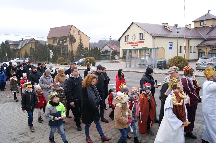 Biertowice. Tłum mieszkańców w orszaku Trzech Króli