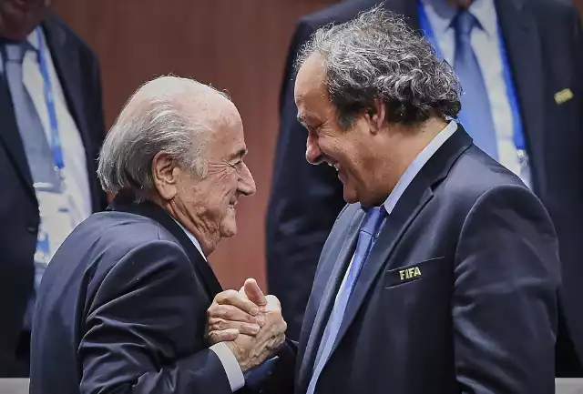 Sepp Blatter i Michel Platini - niegdyś najważniejsi ludzie w światowej piłce, dziś sądzeni o defraudację