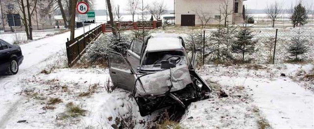 Zderzenie trzech samochodów. 78-latek nie wyhamował i trafił do szpitala. (zdjęcia)