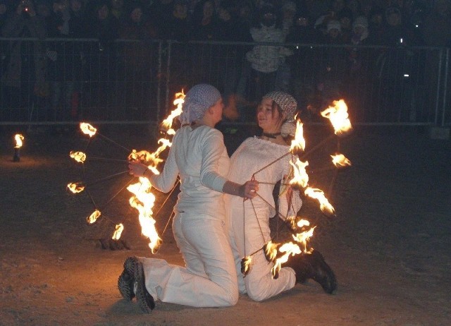 Choć Zuzanna i Alicja to początkujące członkinie grupy tancerzy z ogniem, biorą już udział w pokazach.