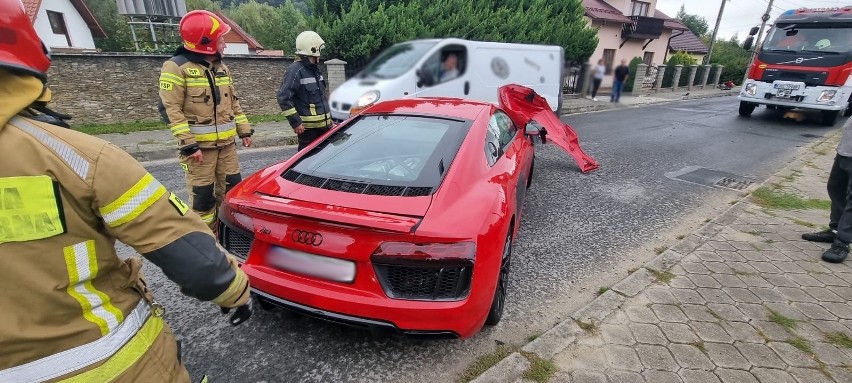 Stary Sącz wypadek. Sportowe audi wypadło z drogi i uderzył w ogrodzenie domu jednorodzinnego