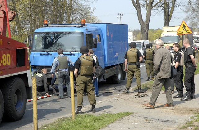 Na krajowej "trójce&#8221; doszło do groźnie wyglądającego wypadku. Jedna osoba została odwieziona do szpitala.