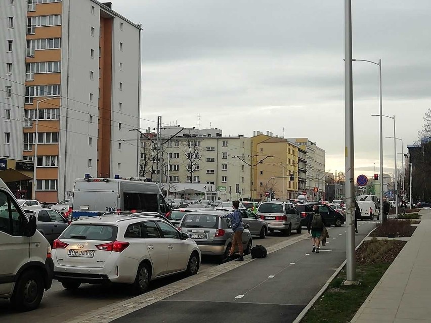 Pożar samochodu na Grabiszyńskiej. Ulica zablokowana