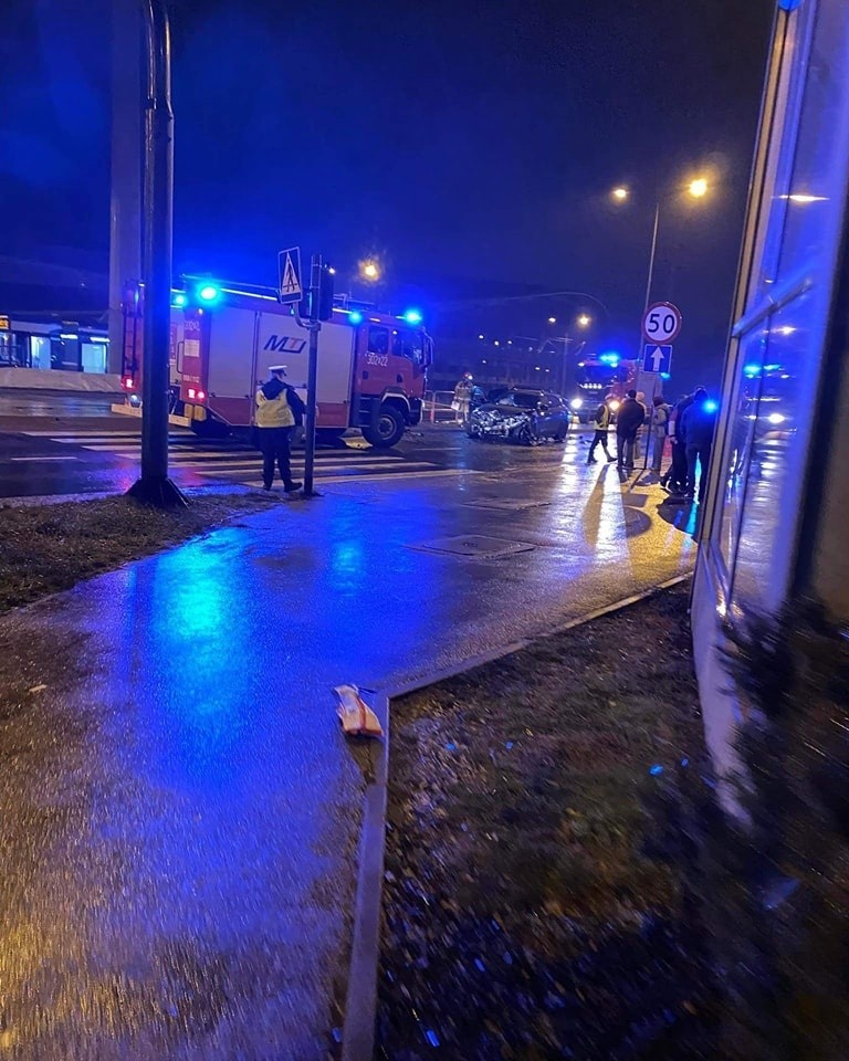 Poważne zderzenie trzech aut na Ruczaju w Krakowie. Są ranni, auto wylądowało na budynku