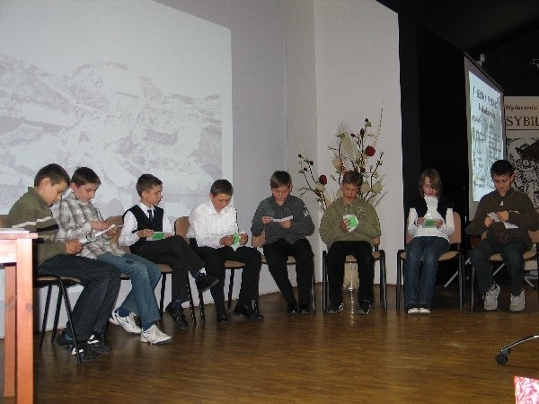 Podczas finału uczniowie przy publiczności odpowiadali na pytania.
