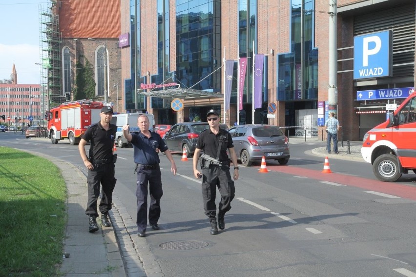 Tajemnicza teczka przy Galerii Dominikańskiej. Zamknięto ulicę Bł. Czesława