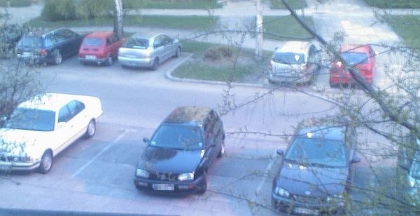 Ktoś z bloku zrobił zdjęcie niefortunnie zaparkowanego seata