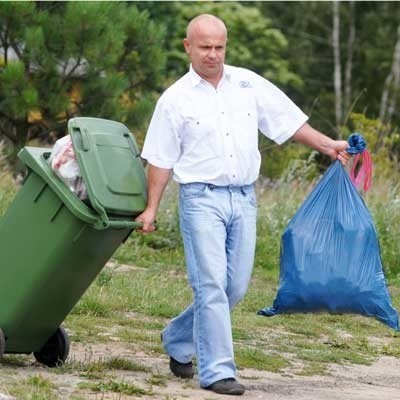 Mimo podpisanej umowy nikt nie odbiera śmieci z posesji Andrzeja Popsa. Musi sam sobie radzić.
