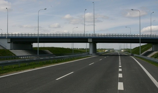 Droga ekspresowa S3 ma parametry autostrady. Różni się jedynie węższymi pasami technicznymi.