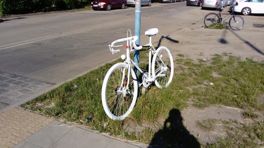 Biały rower w miejscu tragicznego wypadku rowerzystki