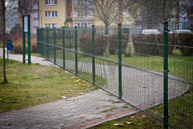 Płot ul. Białogardzka BydgoszczA gdy spółdzielnie stawiają ogrodzenia przy starych budynkach, to może dochodzić do takich oto absurdalnych sytuacji.