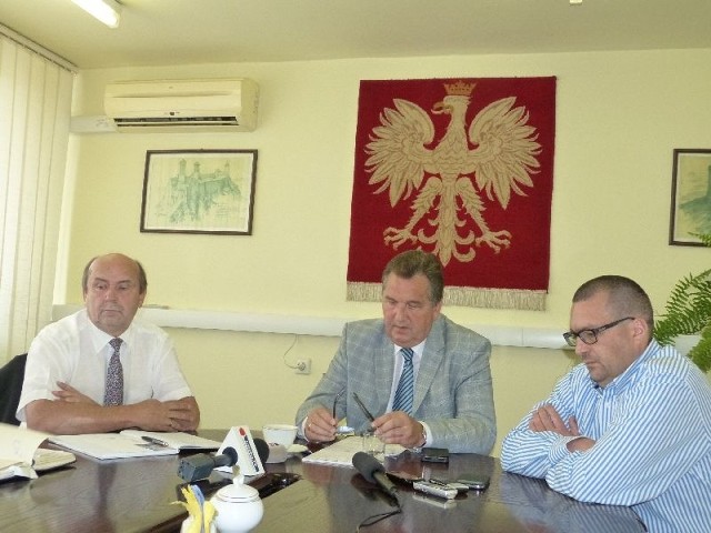 O swojej decyzji urzędnicy poinformowali na konferencji prasowej. Od lewej siedzą naczelnik Maciej Kuszewski, starosta Zdzisław Kałamaga i sekretarz powiatu Piotr Składanowski.