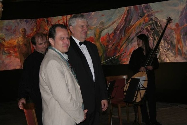 Mariusz Kałdowski (z lewej) i  Konstanty Kulka, w tle jego obraz