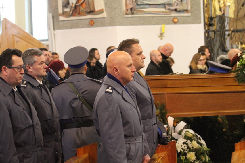 Ostatnie pożegnanie aspiranta Krzysztofa Węglińskiego z Tarnobrzega - policjanta, który zginął w wypadku jadąc na służbę  [ZDJĘCIA]