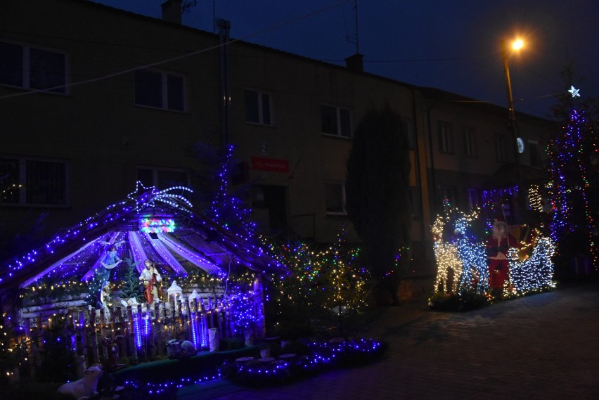 Świąteczne iluminacje w Iwaniskach. Centrum miasteczka jest już gotowe na Boże Narodzenie. Zobacz zdjęcia