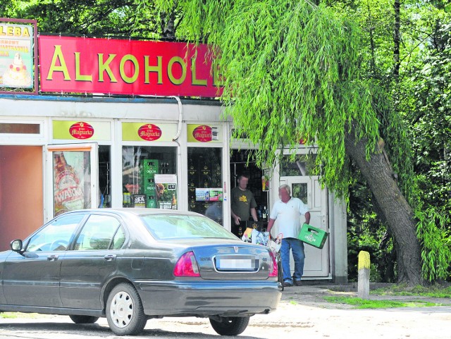 Mieszkańcy osiedla przy ul. Lwowskiej walczą o zamknięcie sklepu,  w którym sprzedaje się napoje alkoholowe. Przeszkadzają im libacje, jakie urządzane są pod ich oknami. Protest na wiele się nie zdał.