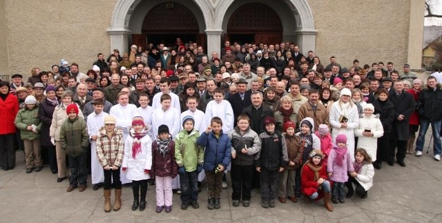 Parafia Matki Boskiej Szkaplerznej obejmuje Chrząszczyce, Folwark, Górki i Złotniki i liczy 1550 wiernych.