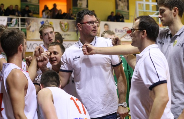 Dominik Tomczyk (w środku) i Jacek Krzykała (drugi z prawej) poprowadzili Śląsk do awansu do I ligi