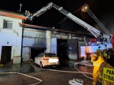 Pożar na Dolnym Śląsku. Płonęła hala i samochody w Jaroszowie pod Strzegomiem [ZDJĘCIA]