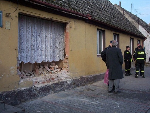 Zdewastowany budynek zaraz po katastrofie.