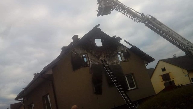 Do pożaru domu w miejscowości Kossaki Borowe (pow. zambrowski) doszło w czwartek przed godz. 11.Trwa zbiórka pieniędzy dla pogorzelców. Chętni mogą pomóc Tutaj