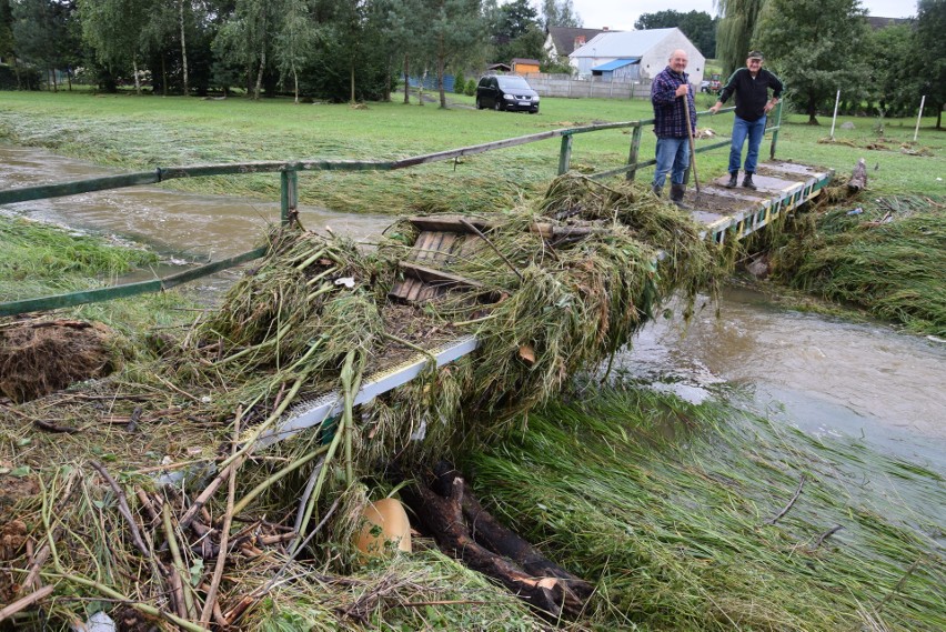 Biskupów w gminie Głuchołazy sprząta po powodzi i liczy straty