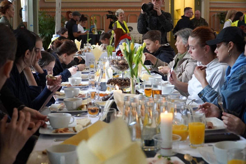 Śniadanie wielkanocne dla uchodźców z Ukrainy także na dworcu PKP w Przemyślu i w Hali Kijowskiej w Młynach [ZDJĘCIA]