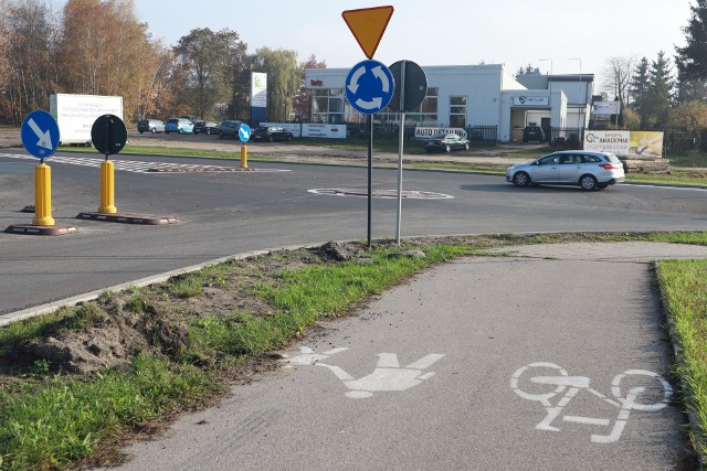 Droga dla pieszych i rowerzystów wzdłuż ulicy Popiełuszki kończy się chodnikiem. Rowerzyści nie wiedzą, co robić dalej. "To punkt teleportacji" - mówią.