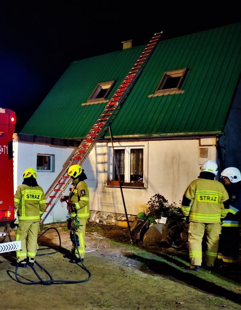 Ogień w jednorodzinnym domu wybuchł nocą. Pomogli strażacy z...