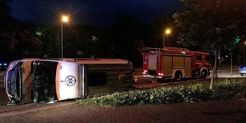 Kraków. Wywrotka ambulansu na alei Jana Pawła II [ZDJĘCIA]