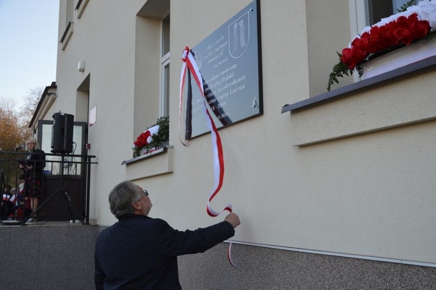 Tam odsłonięto wmurowaną w ścianę budynku tablicę dla...